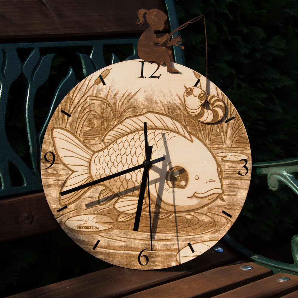 Holzuhr Modell Fisch und Wurm